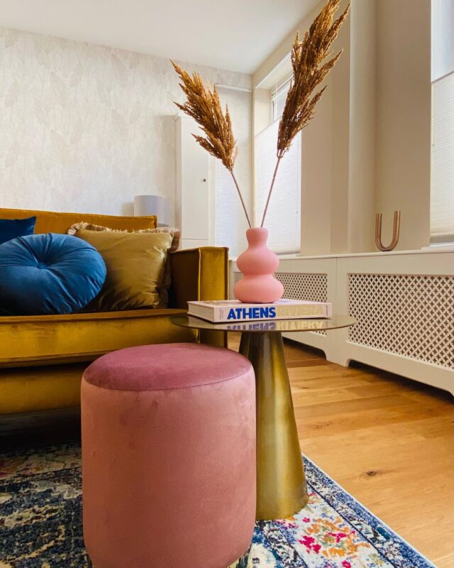 ✨BEFORE & AFTER✨

Dit appartement in Den Haag gaf ik een make-over. Alle muren waren wit en de basis is nog steeds rustig gebleven, maar wél met een behang met gouden details en kleurrijke meubels en accessoires. 

#homemakeover #beforeandafter #homestyling #interieur #interieurinspiratie #interieurstyling #interieurstylist #styling #binnenkijkenbijmij #binnenkijken #binnenkijker #homedecor #kleurrijkwonen #colourfulinteriors #interiordesign #interieurdesign #pink #restyling #stylishwonen🌿