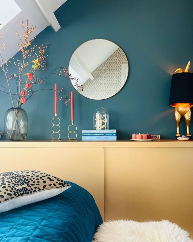 ✨Slaapkamer make-over✨

Deze slaapkamer was heel erg aan een make-over toe 😜. (Swipe voor de before!) Op de hoge wand gebruikte ik Inchyra Blue van @farrowandball. En lang over getwijfeld, maar de kast is goud geworden! Wat vinden jullie ervan? 

Fijne avond! 

#homemakeover #slaapkamerinspiratie #slaapkamer #interieur #interieurinspiratie #interieurstyling #instahome #kleurrijkwonen #vtwonenbijmijthuis #vtwonen #farrowandball #colourfulinteriors